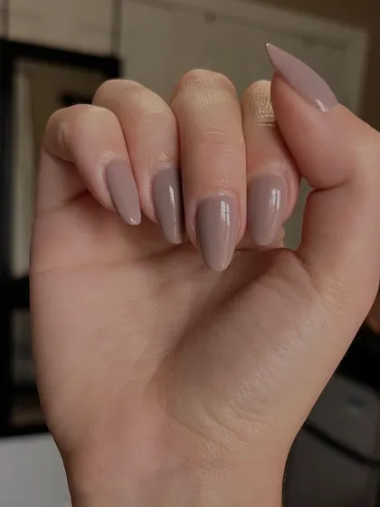 A simple and chic mauve-nude color on natural nails. Perfect for a minimalist look.