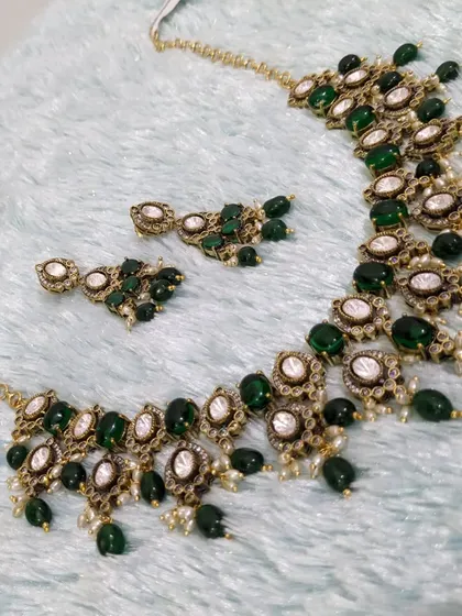 A simple but charming Victorian-finish necklace with emerald color beads, perfect for a semi-bridal look.