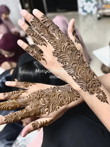 A bold Arabic mehendi design, perfect for those who love statement patterns.