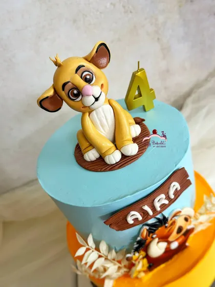 A close-up of the adorable, hand-sculpted Simba topper.