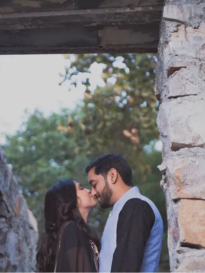 A romantic kiss captured in a beautiful, rustic setting. This pre-wedding photo feels both timeless and deeply personal.