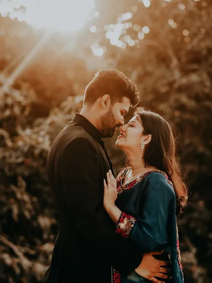 We are obsessed with golden hour light, and this is why. The warm, soft glow creates an incredibly romantic and filmy atmosphere, perfect for capturing those close, intimate pre-wedding portraits that feel full of emotion.