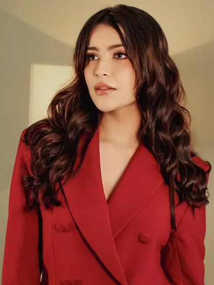 A close up on the soft, wavy hairstyle and the natural-looking makeup.