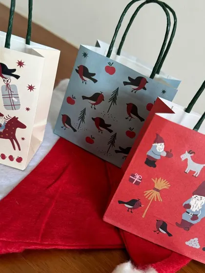 The festive details matter! These charming goodie bags were part of a special Christmas workshop, perfect for corporate holiday parties or family gatherings.