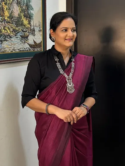 The right drape complements your accessories and completes your look. Here, the neat pallu highlights the beautiful silver jewelry.