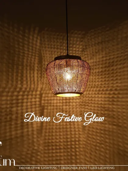 This woven pendant creates a divine festive glow, perfect for celebrations like Navratri. The warm light and beautiful shadows bring an opulent and spiritual feel to the space.