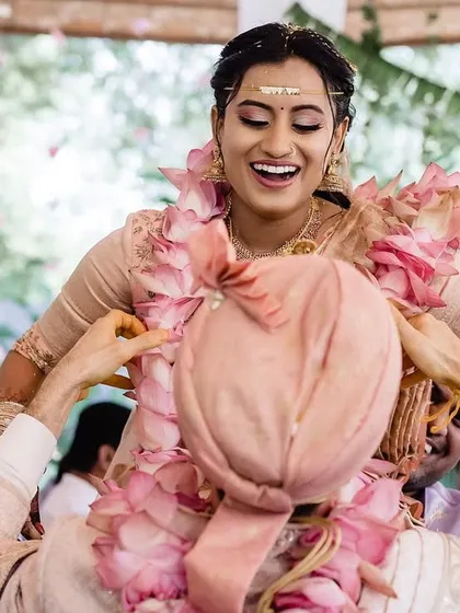 The Kashi Yatra is a fun and symbolic ritual. Here, the bride is lifted high, joyfully placing the garland on her groom, surrounded by the smiling faces of their loved ones. It’s a moment of playful tradition.