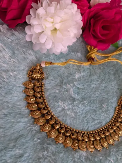 This flat-lay shot of the Kaasu necklace shows its flexibility and design. It’s a perfect piece to style with a traditional silk saree.