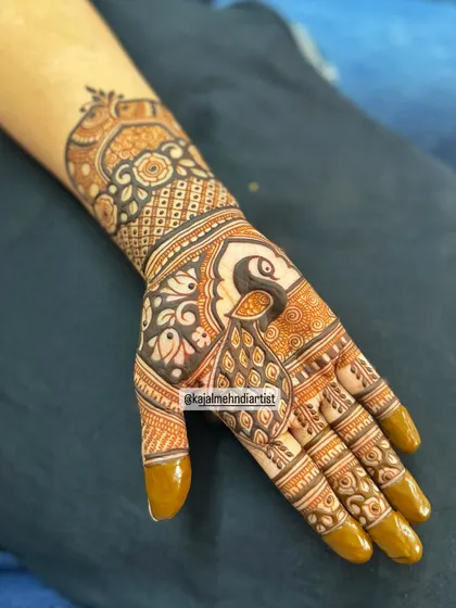 A quick and elegant sider design with a peacock motif. Perfect for when you want beautiful henna without full coverage.