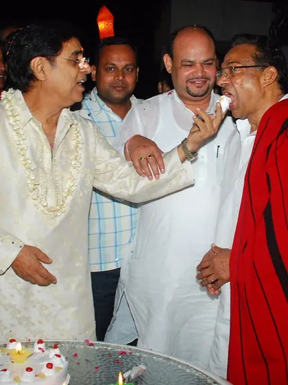 A celebration with the legendary Jagjit Singh ji. He is seen here sharing a piece of cake, a memory of the warm and personal relationship he shared with the college.