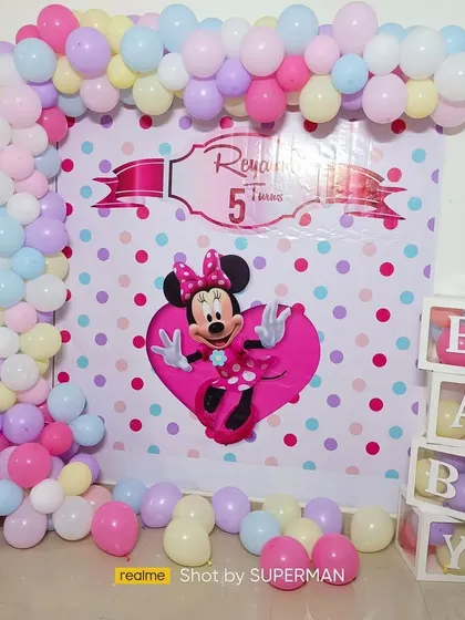 A simple Minnie Mouse backdrop for a 5th birthday, perfect for smaller spaces.