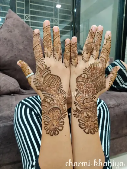 A beautiful Arabic-style design that flows gracefully from the fingers to the wrist. The combination of floral and paisley motifs is simply timeless.