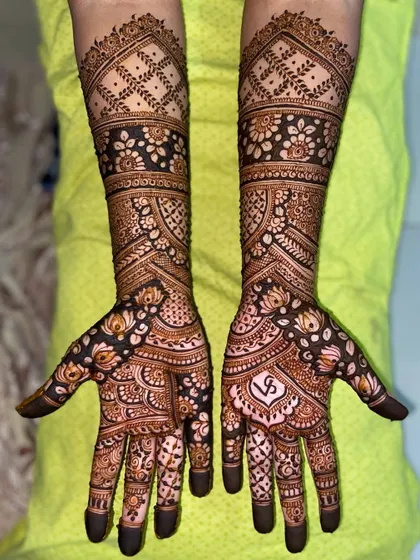 A gorgeous design featuring the couple's initials, perfect for an engagement ceremony or for a close friend of the bride.