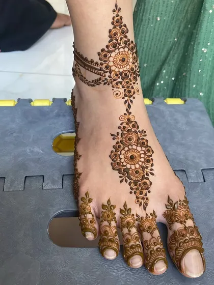 Here are more examples of my bridal foot mehendi. I can create matching designs for both feet or unique, complementary patterns, all tailored to your preference for your wedding day.