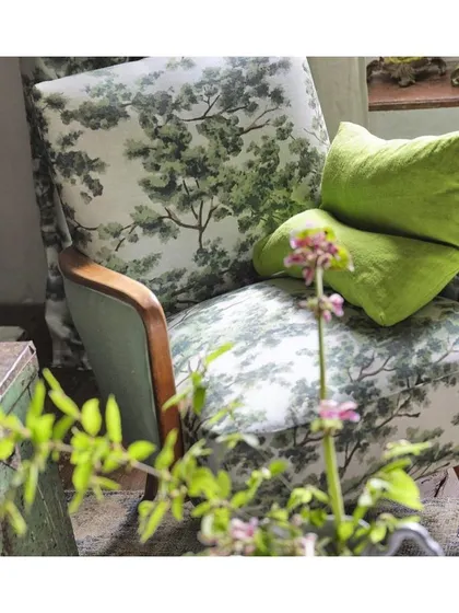 This woodland printed fabric, featuring tree branches and leaves, brings a touch of nature indoors. It's a washable cotton, making it a practical and beautiful choice for upholstery, cushions, and blinds.