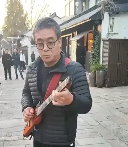 A musician playing the Tiger Roger travel guitar on the street. Its headless design and lightweight body make it the ultimate companion for taking your music anywhere.