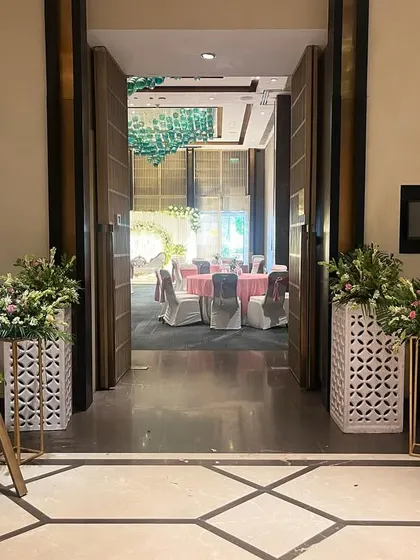 A simple and sweet welcome sign for Navdha and Sachin's Roka ceremony. The sign is flanked by beautiful white floral arrangements in modern geometric vases.