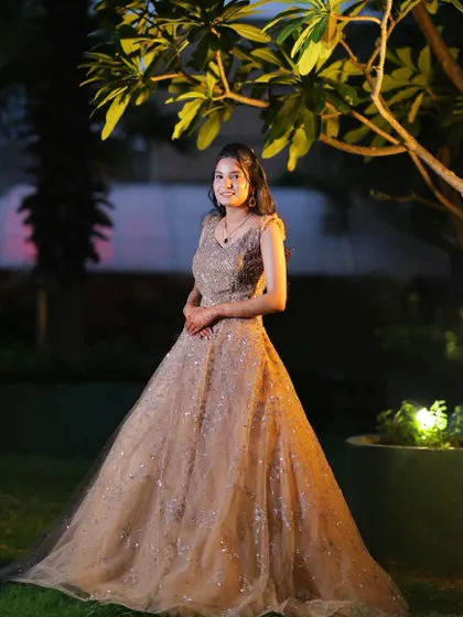 A final shot of this stunning engagement look. The perfect blend of glamour and elegance.