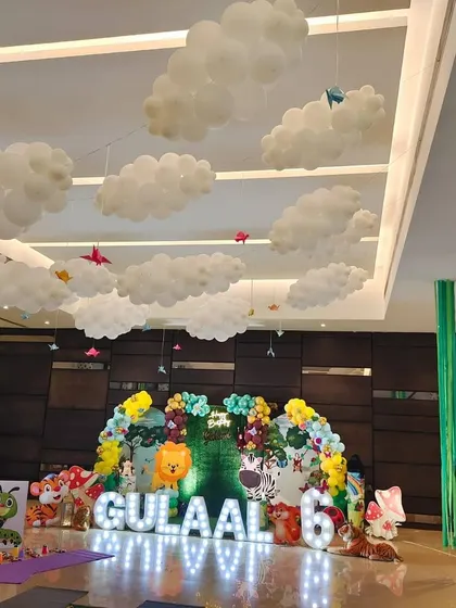 A spectacular jungle-themed setup for a 6th birthday. We can adapt our science activities to fit any environment, from the rainforest to outer space.