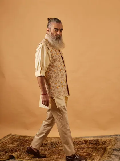 Walking in style. This floral vest and kurta set is designed for movement and comfort, without ever compromising on elegance.