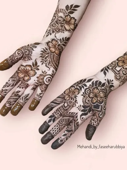 This floral party henna features hibiscus-like flowers and delicate vines, perfect for a lighter, more modern look.