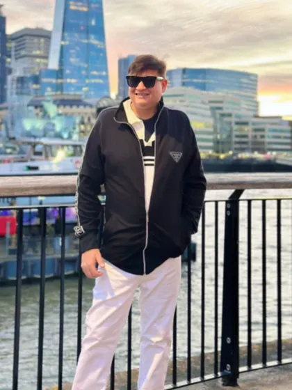 Enjoying the sunset view of the London skyline by the Tower Bridge. This city's blend of history and modernity always sparks new ideas for my styling projects.