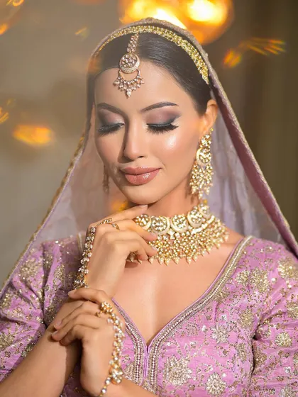 A dewy finish with a kohl-rimmed eye for this bride in lavender. The glowy skin contrasts beautifully with the defined eyes.