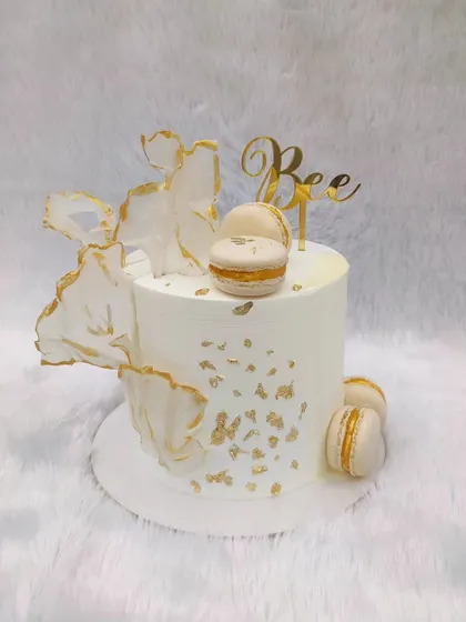 An ethereal cake design with translucent rice paper sails, gold leaf, and macarons. This one is perfect for a sophisticated "bee-day" party.