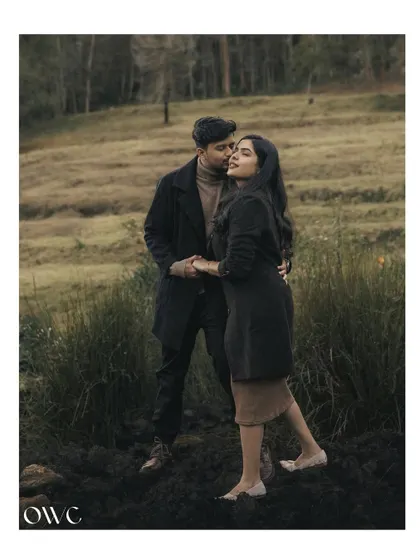 A romantic pose in a dramatic, earthy landscape, this pre-wedding photo has a raw and natural feel.