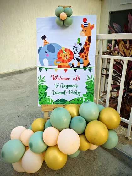 A custom welcome sign for 'Avyaan's Animal Party', complete with cute cartoon animal's and a matching balloon cluster.