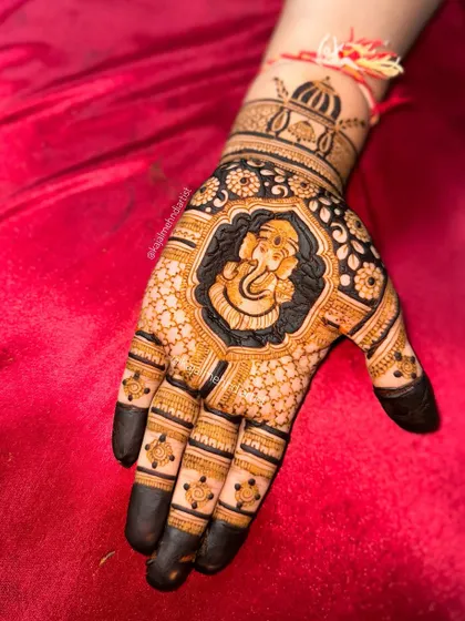 Celebrating Ganesh Chaturthi with the one and only Ganpati Bappa on my palm. This design uses negative space to make the portrait of the deity stand out beautifully.