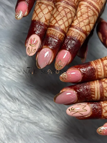 A beautiful bridal design featuring cat eye and chrome nails, with glitter accents and personalized initials for a touch of elegance.
