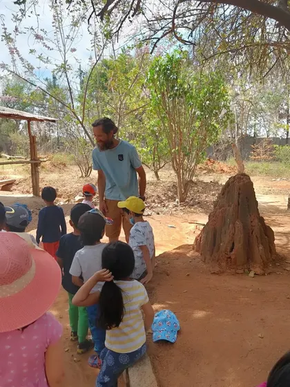 At Hamsah Farm, the children gathered to learn about a large termite mound from our host. It was a fascinating lesson in biology and how insects build their homes.
