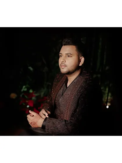 A portrait of the groom on his Sangeet night. He wears a statement shimmer jacket from Shantanu & Nikhil, a perfect choice for a night of celebration.