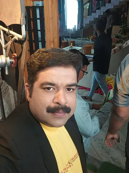 A selfie taken during the shoot of 'Gouripurada Gayyaligalu'. I am wearing my first-ever blazer from my mimicry troupe days.
