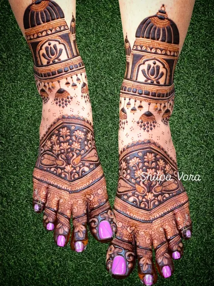 Bridal art isn't just for hands. My course includes dedicated lessons on designing for feet, covering everything from elegant floral patterns on the toes to elaborate architectural motifs on the ankles.