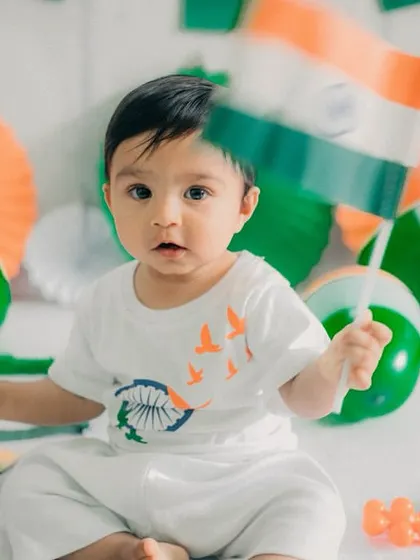 Holding the Indian flag with pride. These patriotic photoshoots are a wonderful way to mark a special national holiday.
