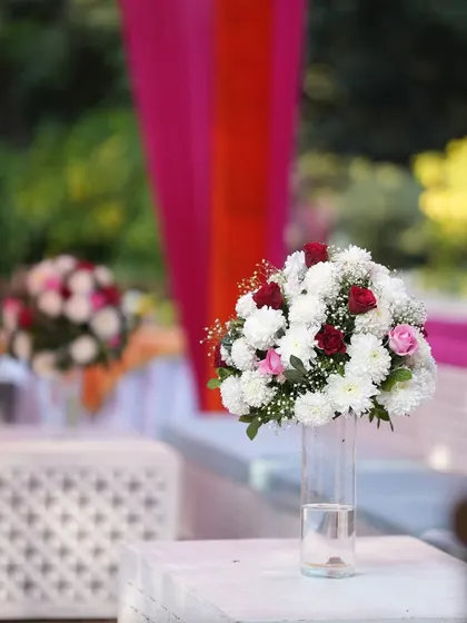 A simple yet elegant floral centerpiece in a clear vase, perfect for adding a touch of freshness to guest tables.