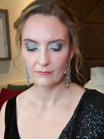 A dramatic smokey eye for an evening reception. The silver and black tones create a very glamorous and sophisticated look.