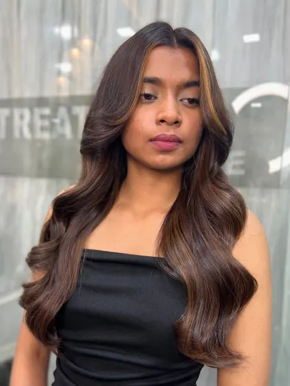 Subtle yet striking caramel money pieces that frame the face beautifully. This technique adds a pop of brightness while keeping the overall look natural.