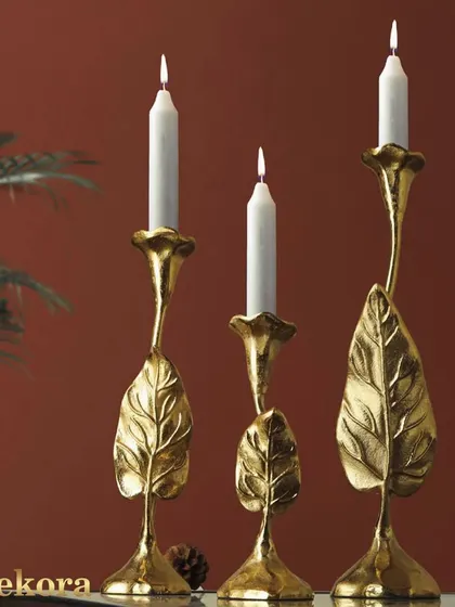This set of three leaf-shaped metal candle stands brings a touch of nature-inspired elegance to your decor. The detailed veining on the leaves and the warm gold finish make them a beautiful accent for any table.