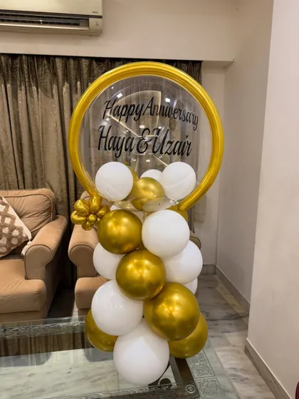 A full view of the anniversary sit-down balloon arrangement. It's designed to be a beautiful centerpiece or decor accent for any special occasion.