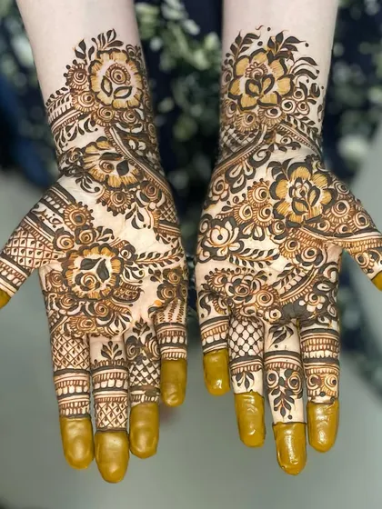 This is one of my favorite floral designs. The negative space makes the flowers and leaves pop, and the solid fingertips complete the look.