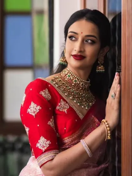 Another angle of this classic look. The makeup is perfectly balanced to feel powerful and elegant, suitable for a bride or a special guest.