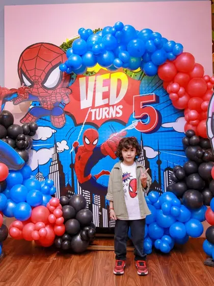 Our Spider-Man decor is bold and action-packed. This setup features a dynamic balloon arch, multiple character cutouts in action poses, and a vibrant city skyline backdrop.