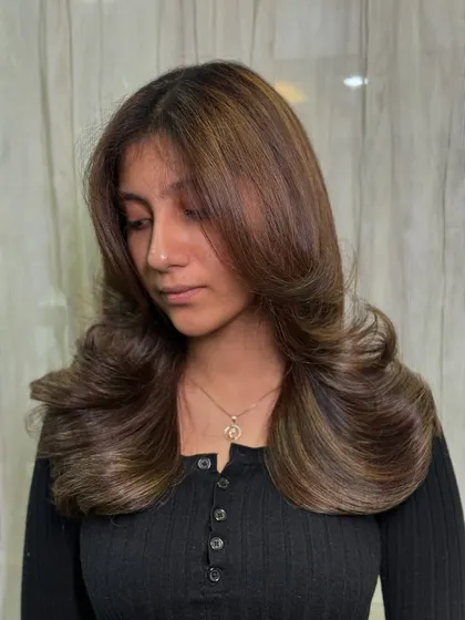 A beautiful finish on this espresso and caramel blend. The face-framing layers and soft inward curls create a polished look that is perfect for any occasion.