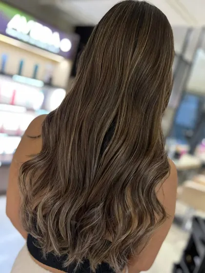 This beige and ash highlight blend is a perfect example of a cool-toned look. I used back-to-back foils to achieve this bright, dimensional color.