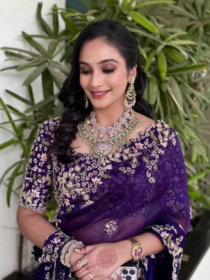 A soft and romantic look. The makeup is focused on a flawless base and defined eyes, perfect for an evening celebration.