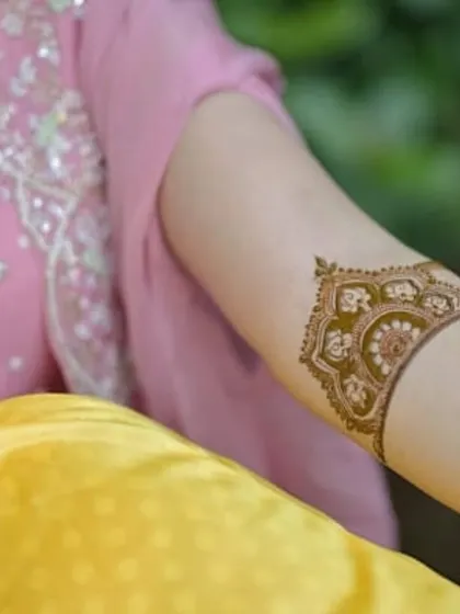 A simple yet elegant armband design for the bride. This is a great option for adding a touch of henna to the arms without full coverage.