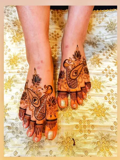 A clear, top-down view of the elegant peacock foot design.